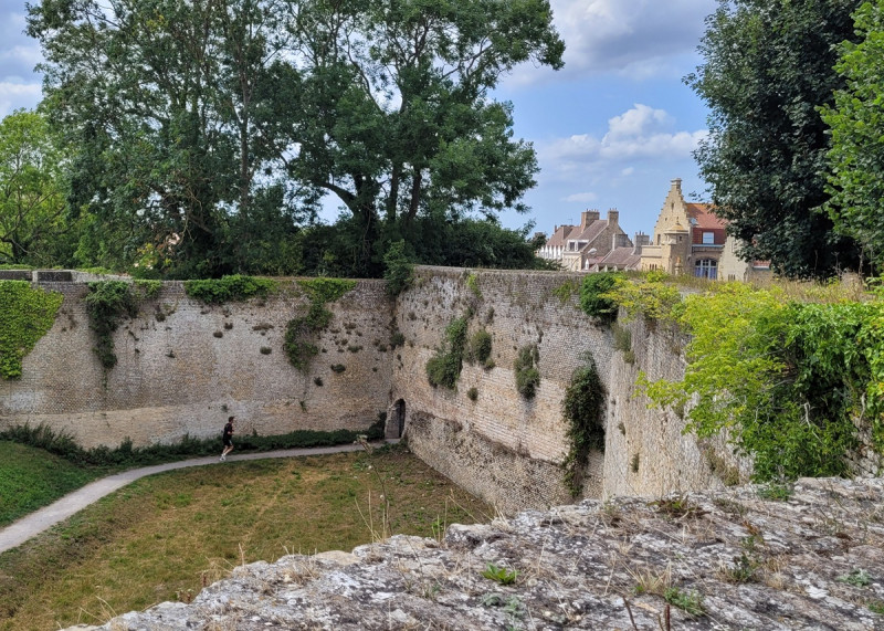 bergues-entre-remparts-et-ville - © Terre de Flandre Tourisme bergues-entre-remparts-et-ville